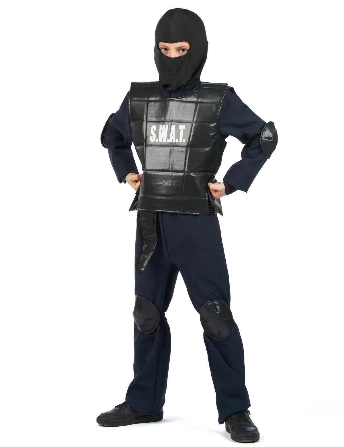 Pohľad spredu s hrudným pancierom a chráničmi kolien policajného kostýmu SWAT