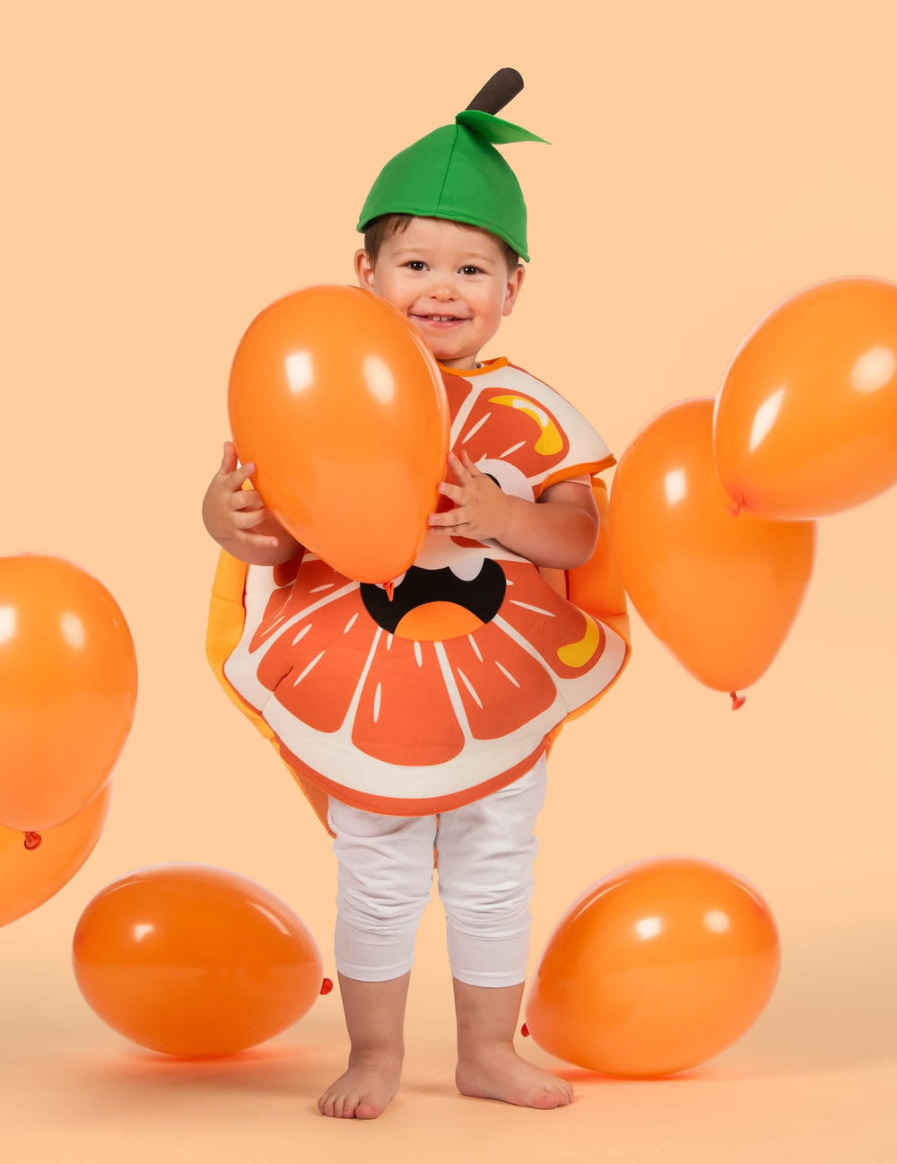 Scéna s balóny kostýmu malej oranžovej