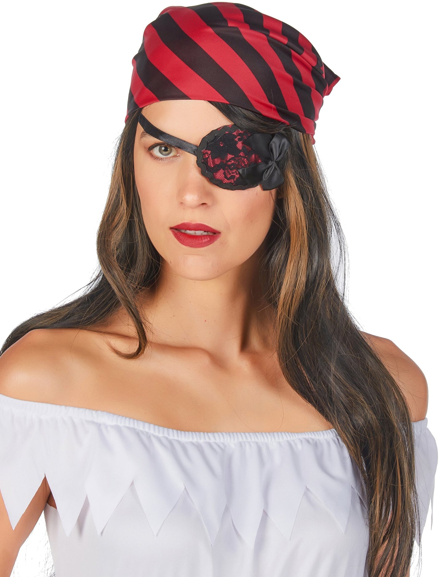 Detail bandany a masky na oči dámskeho pirátskeho kostýmu s čipkovanými detailmi