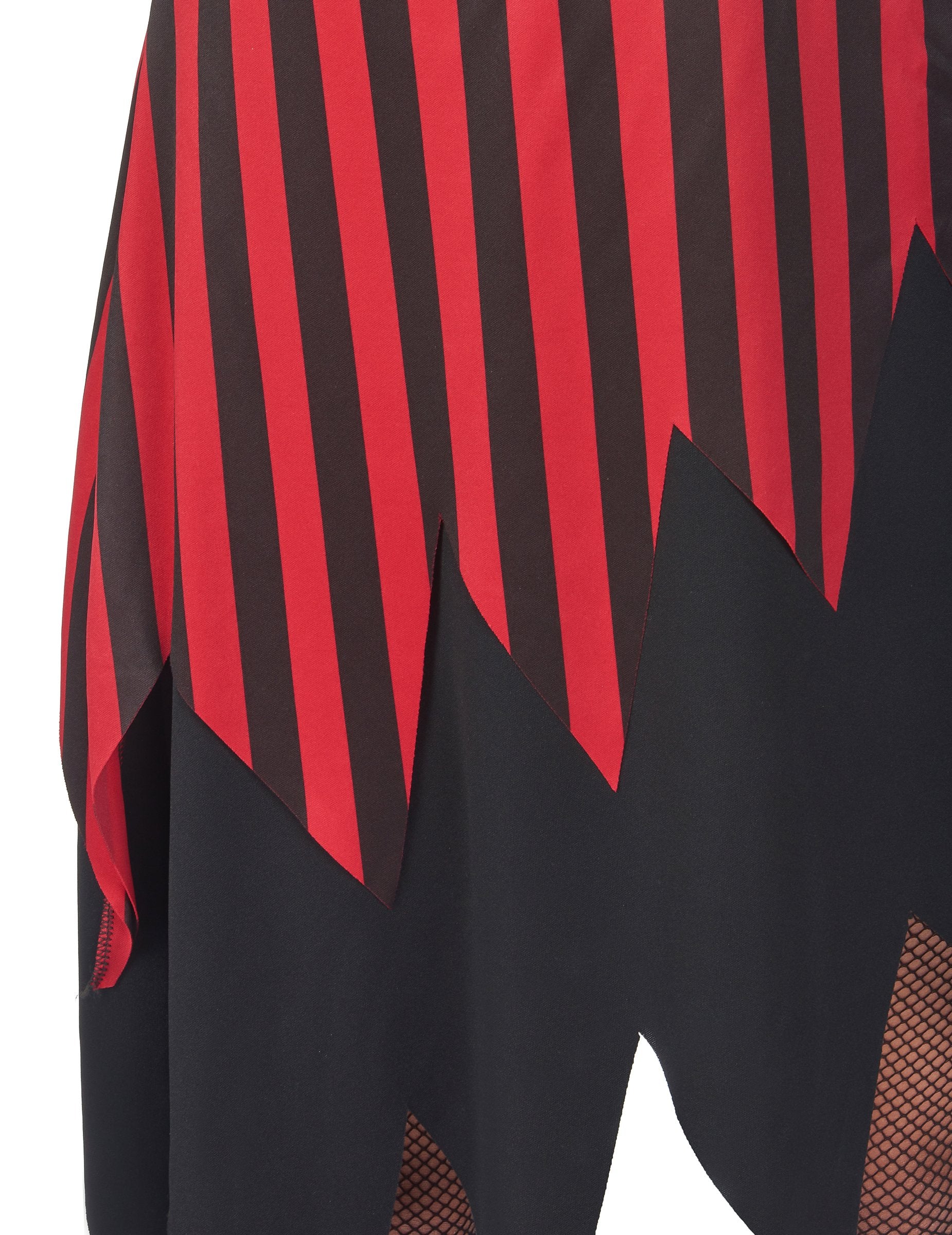 Detail pruhov a čipkovaných dokončení dámskeho pirátskeho kostýmu s čipkovanými detailmi