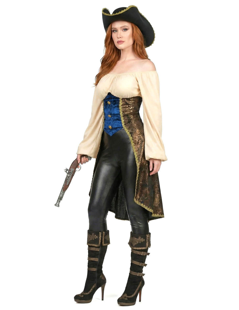 Pohľad v trojštvrťovom profile s pištoľou k dámskemu pirátskemu kostýmu