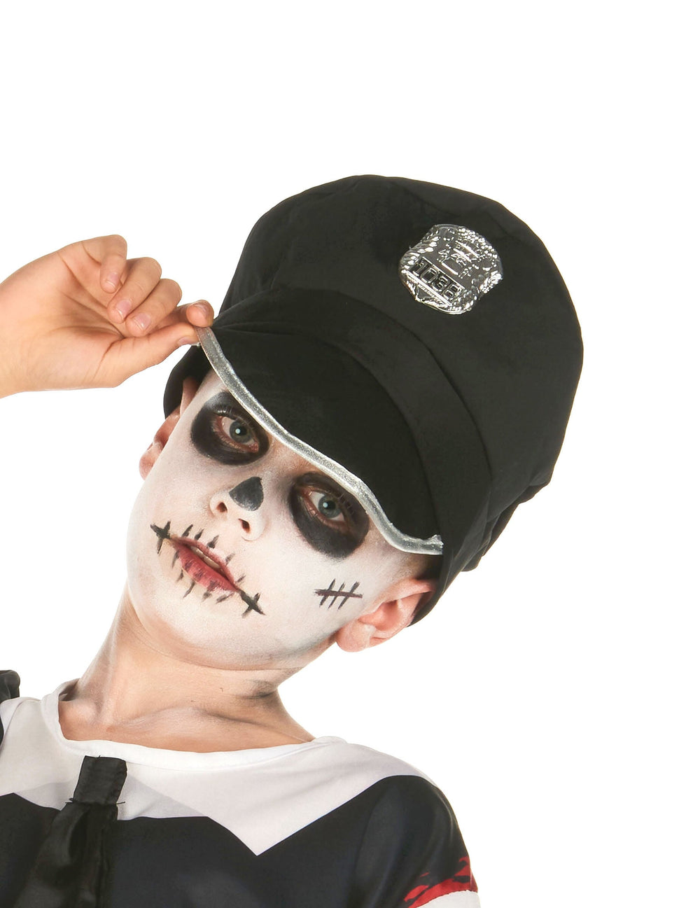 Gros plan sur la casquette du déguisement policier zombie pour enfant