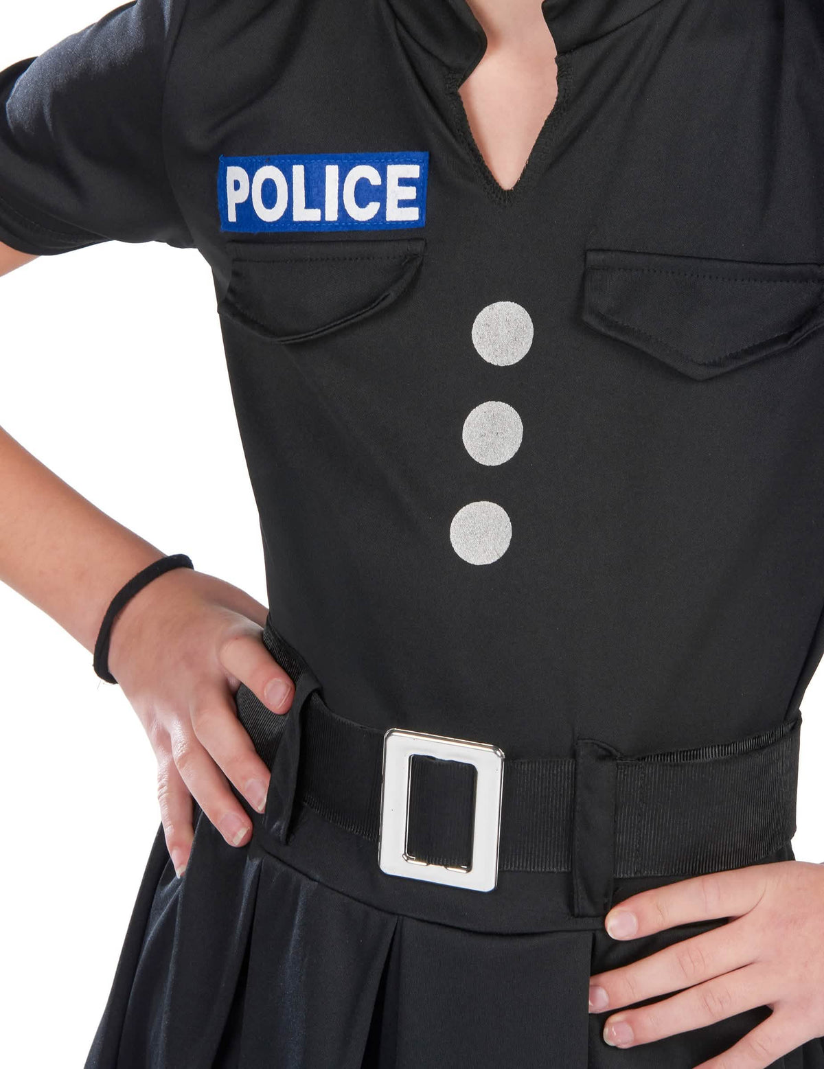 Detailný záber na odznak a opasok kostýmu policajtky pre dievča