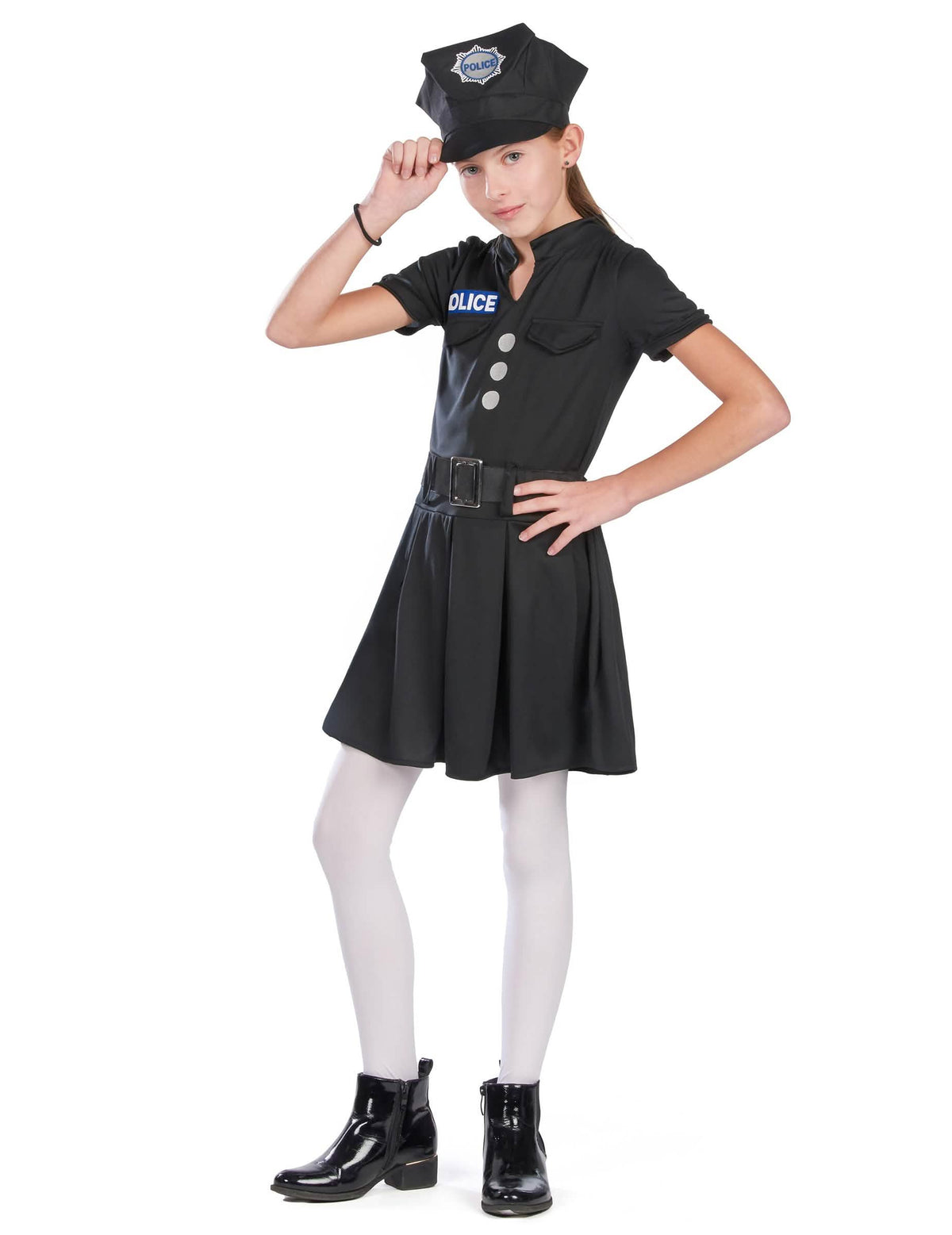 Póza s rukou na čiapke kostýmu policajtky pre dievča