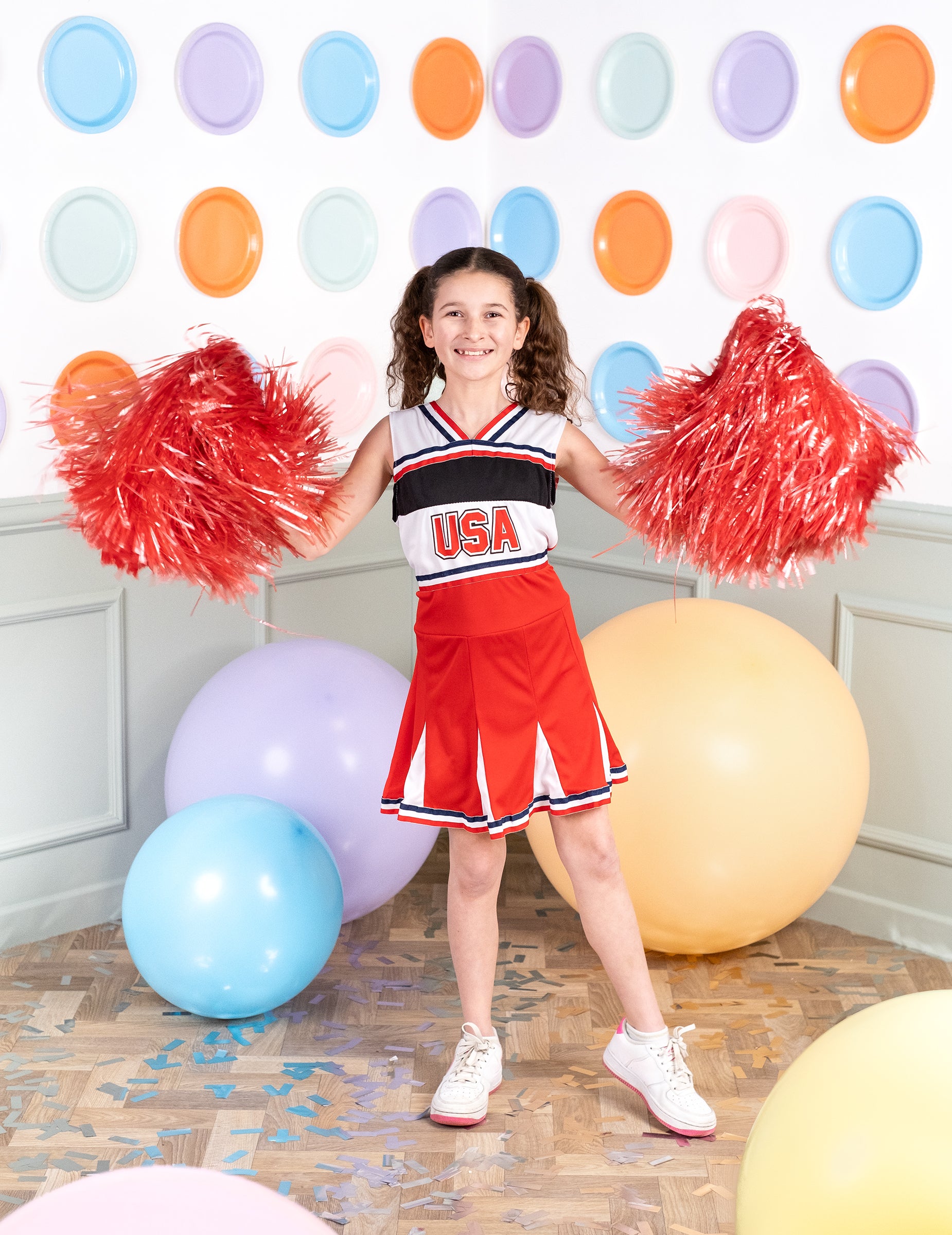 Pompoms rouges et vue de face du déguisement pompom girl USA pour fille