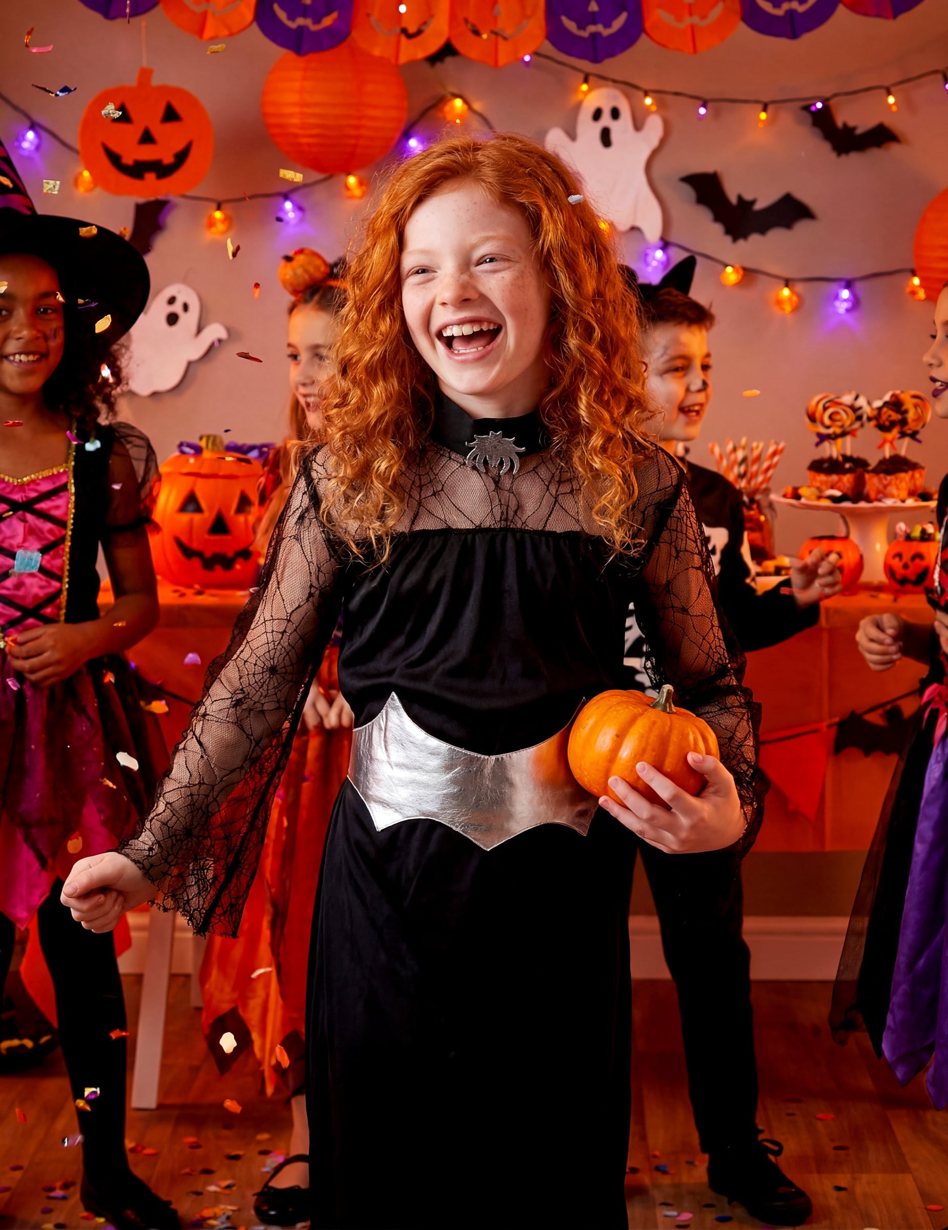 Mise en situation lors d'une fête d'Halloween du déguisement reine araignée pour fille