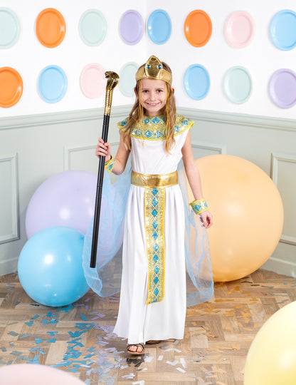 Hadí žezlo držané dieťaťom v kostýme egyptské kráľovnej pre dievča
