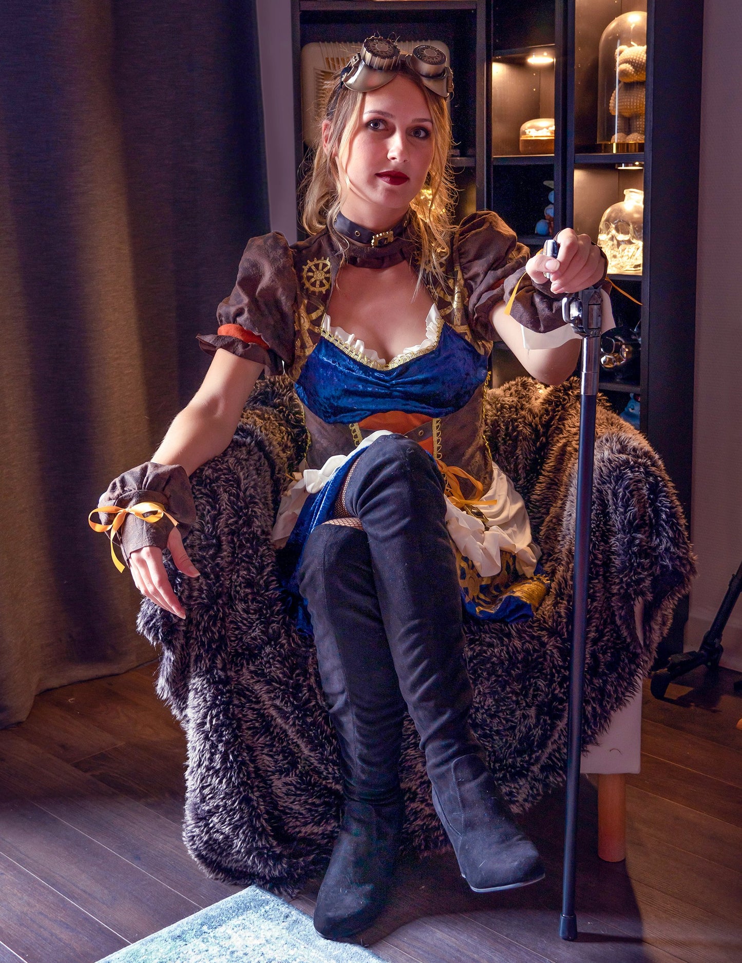 Vue d'ensemble avec canne et lunettes du déguisement rétro futuriste steampunk pour femme