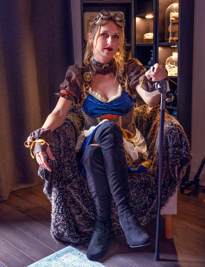 Vue d'ensemble avec canne et lunettes du déguisement rétro futuriste steampunk pour femme