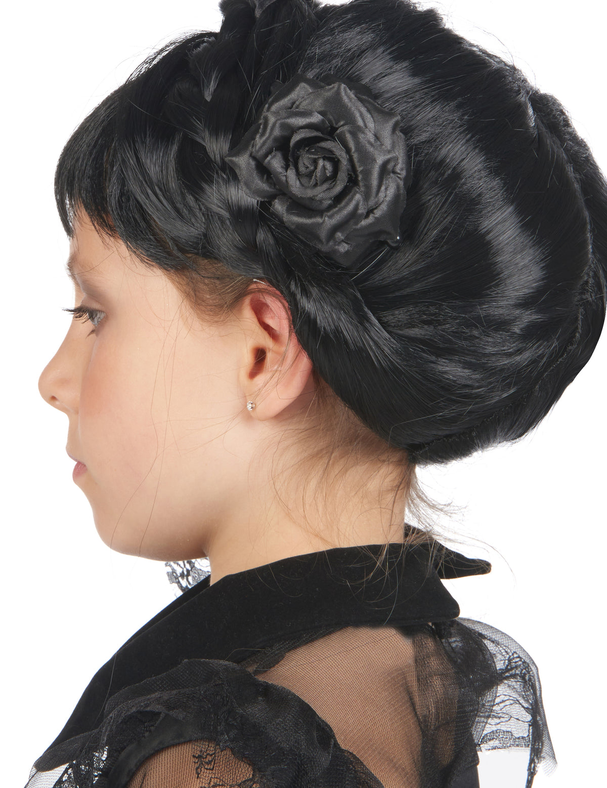 Vue de profil de la coiffure avec rose noire du déguisement robe de bal gothique