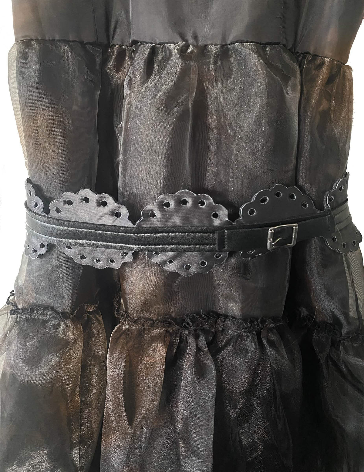 Détail de la ceinture et de la taille du déguisement robe de bal Mercredi Addams
