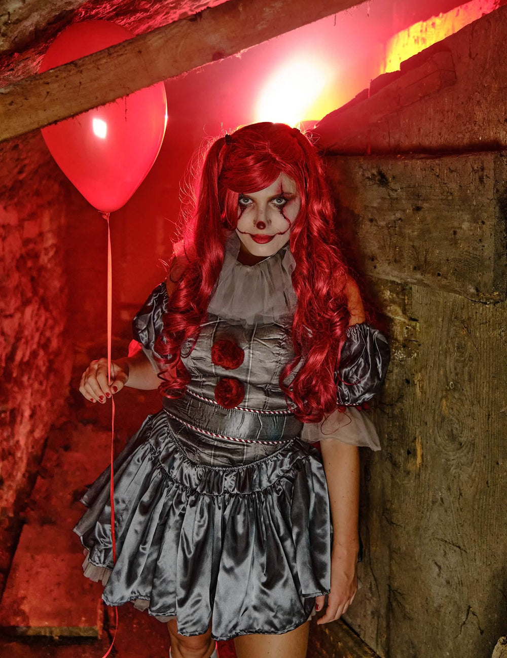 Detailný záber na líčidlá a parochňu kostýmu šaty Grippe-sou Ca™ pre ženu