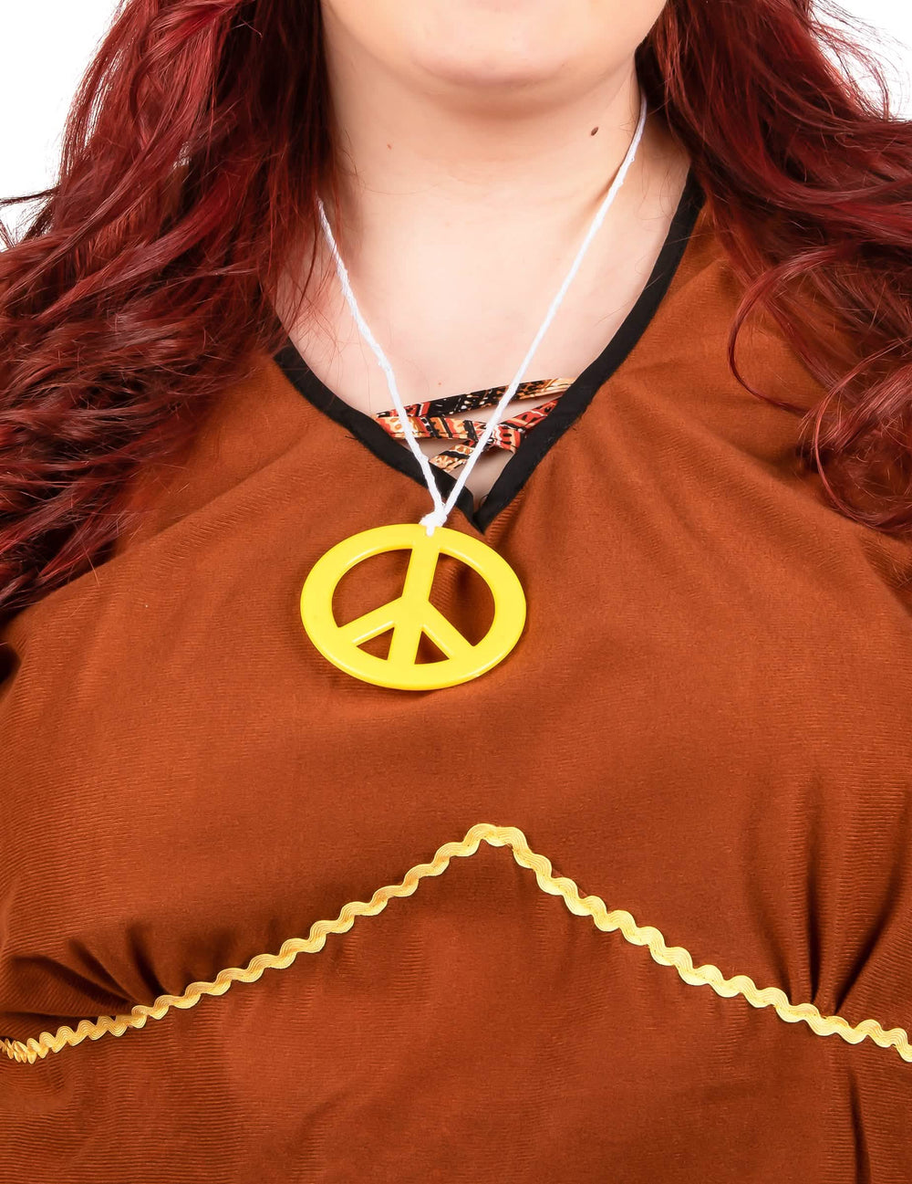 Detail náhrdelníka Peace and Love žltá z dlhého hippie kostýmu šaty žena veľká veľkosť