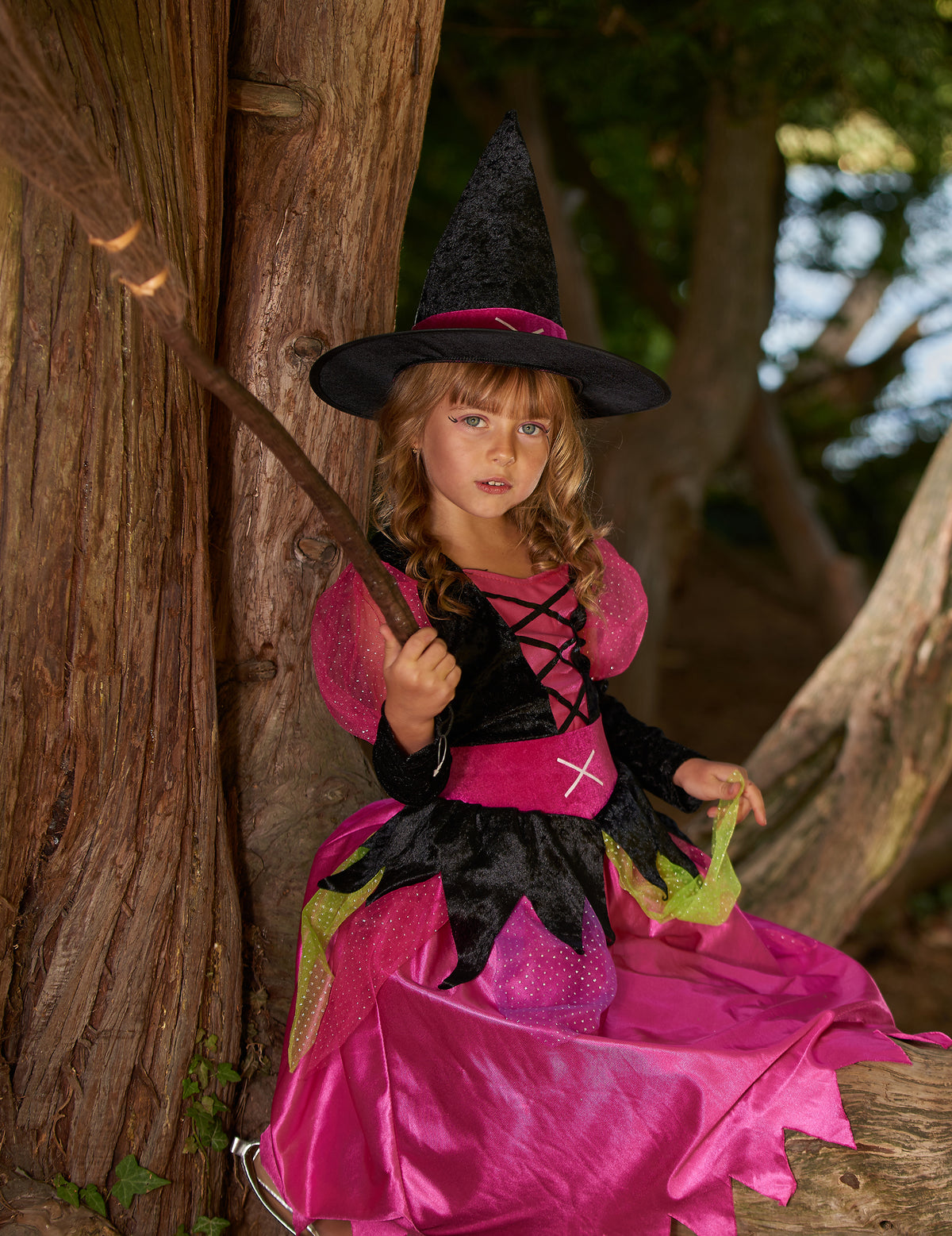 Mise en situation dans les bois du déguisement de sorcière pour fille