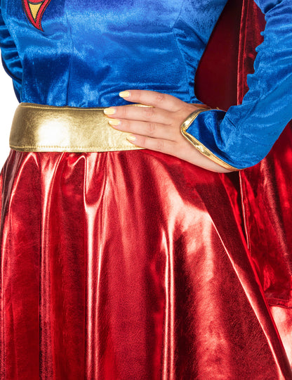 Détail de la ceinture dorée et du haut du déguisement sexy Supergirl pour femme
