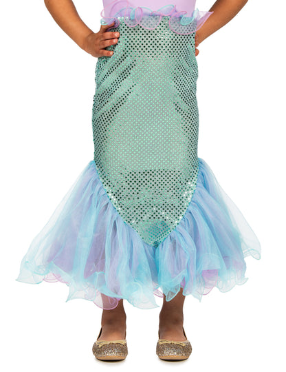 Gros plan sur le bas de la jupe et le tulle bleu du déguisement sirène à sequins