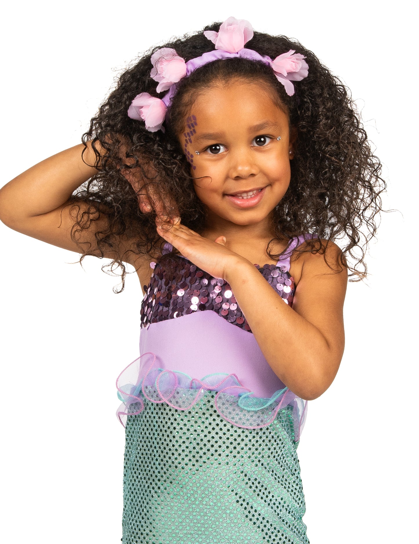 Gros plan sur le buste et le serre-tête à fleurs du déguisement sirène à sequins