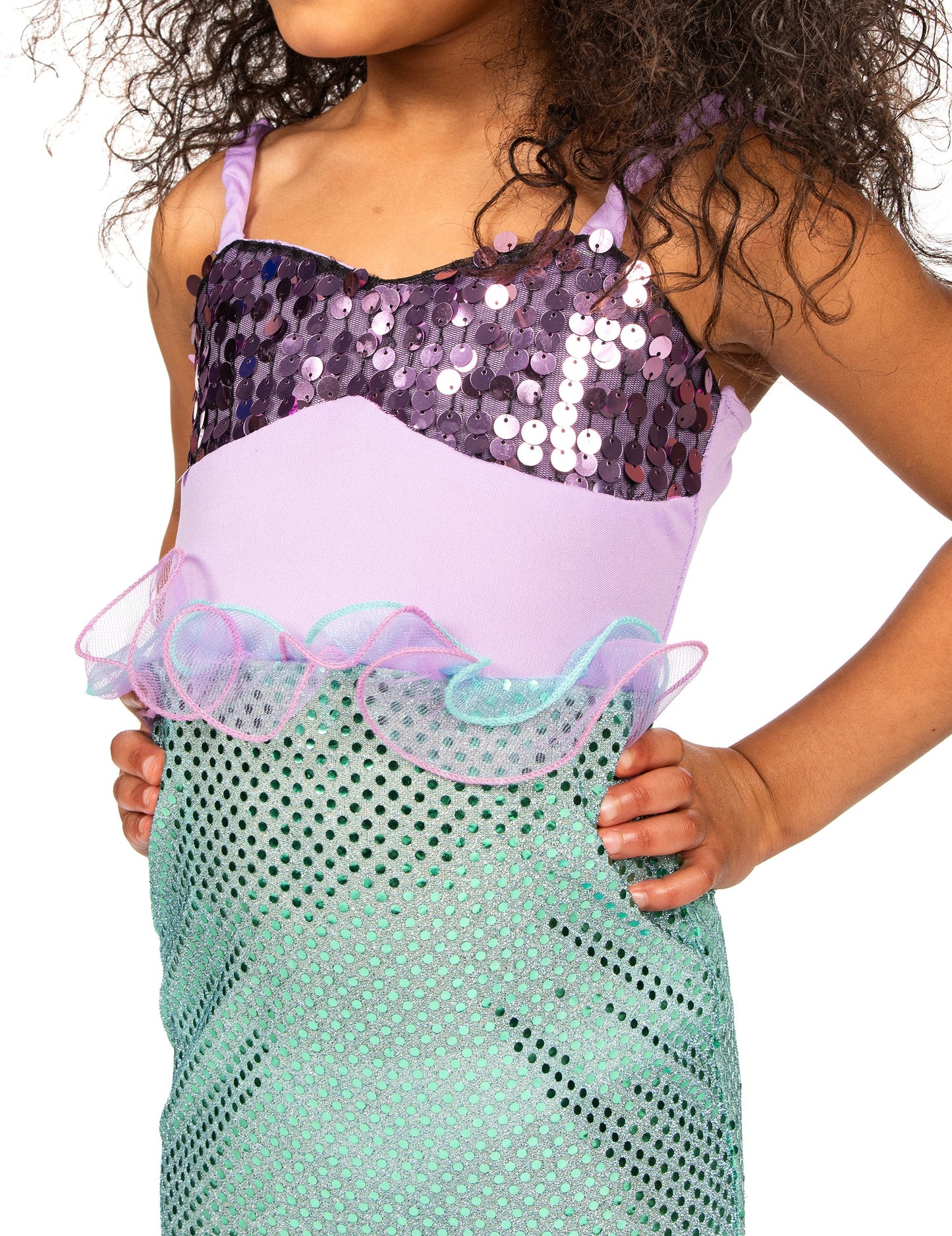 Gros plan sur les sequins et le volant du déguisement sirène à sequins