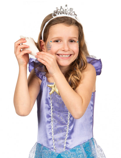 Gros plan sur le diadème et le bustier du déguisement sirène pour fille