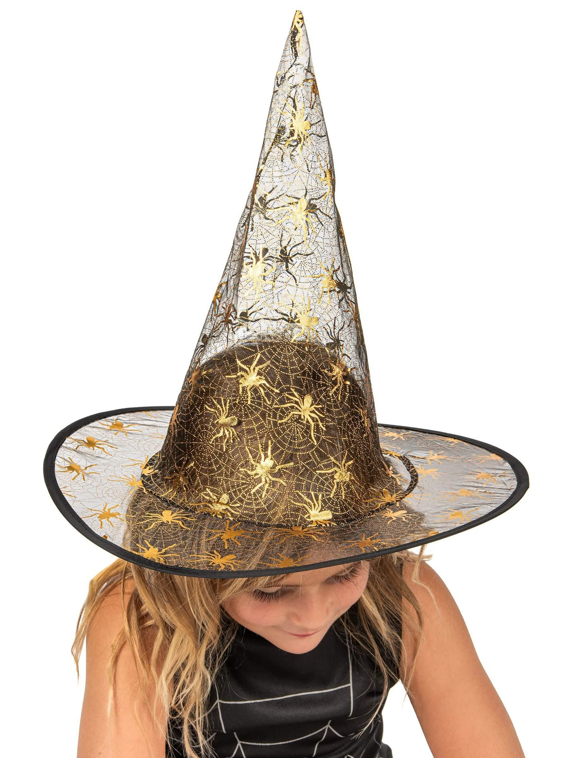 Detailný záber na klobúk s motívom zlatých pavúkov ku kostýmu čarodejnice s klobúkom pre dievča
