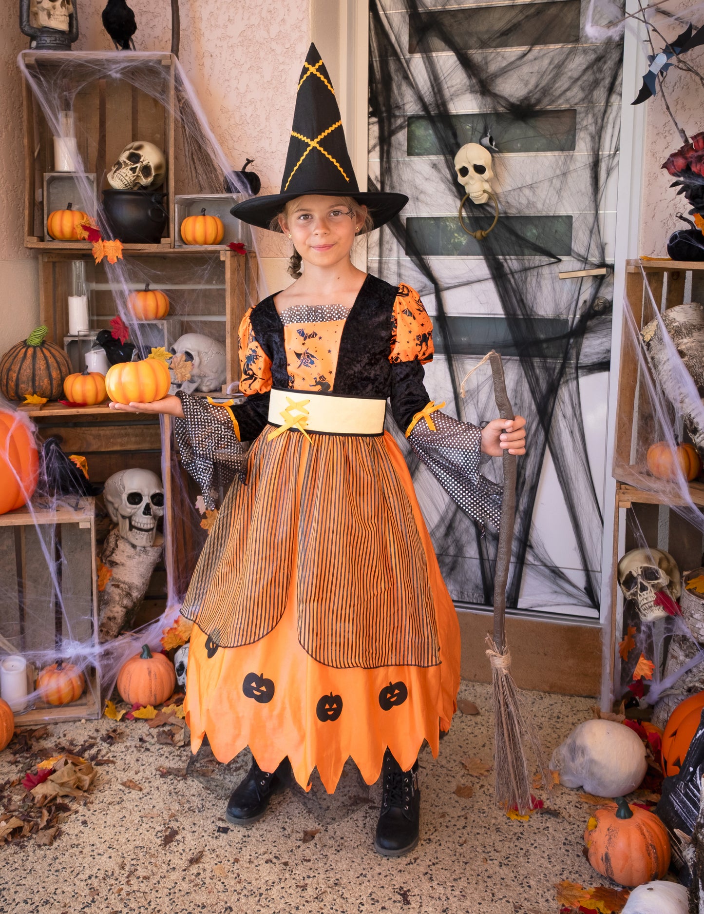 Oranžová halloweenská čarodejnica maskovanie