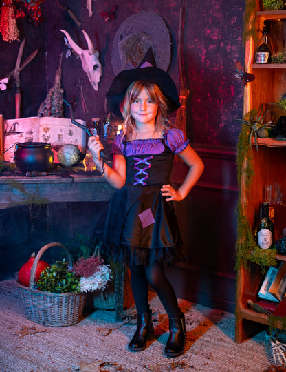 Fialová čarodejnica zamaskuje s dievčenským klobúkom