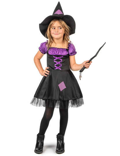 Fialová čarodejnica zamaskuje s dievčenským klobúkom