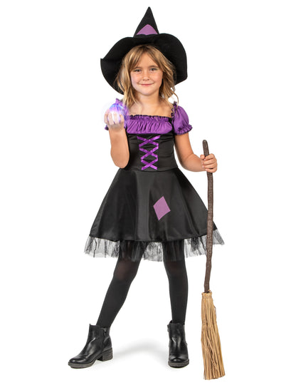 Fialová čarodejnica zamaskuje s dievčenským klobúkom