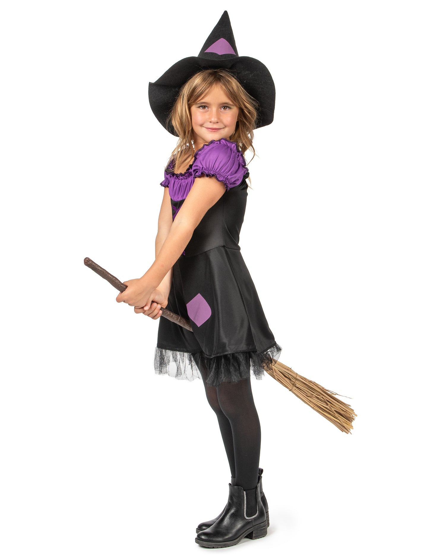 Fialová čarodejnica zamaskuje s dievčenským klobúkom
