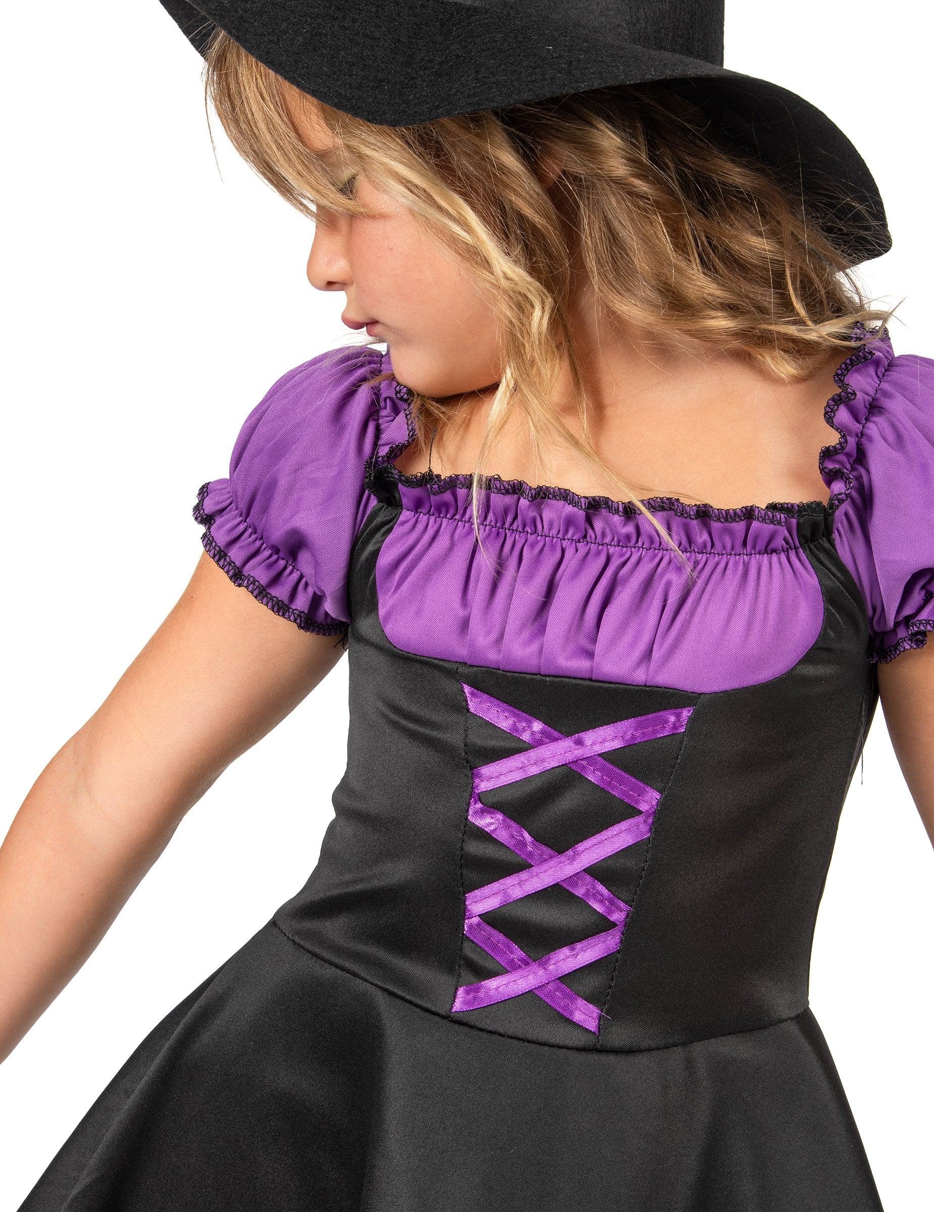 Detailný pohľad na výstrih a viazanie kostýmu čarodejnice pre dievčatá