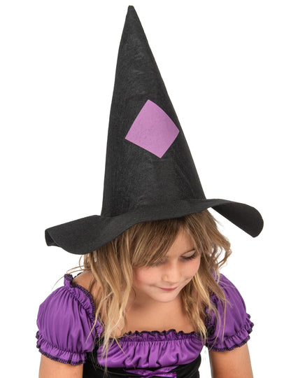 Detailný pohľad na špicatý klobúk kostýmu čarodejnice pre dievčatá