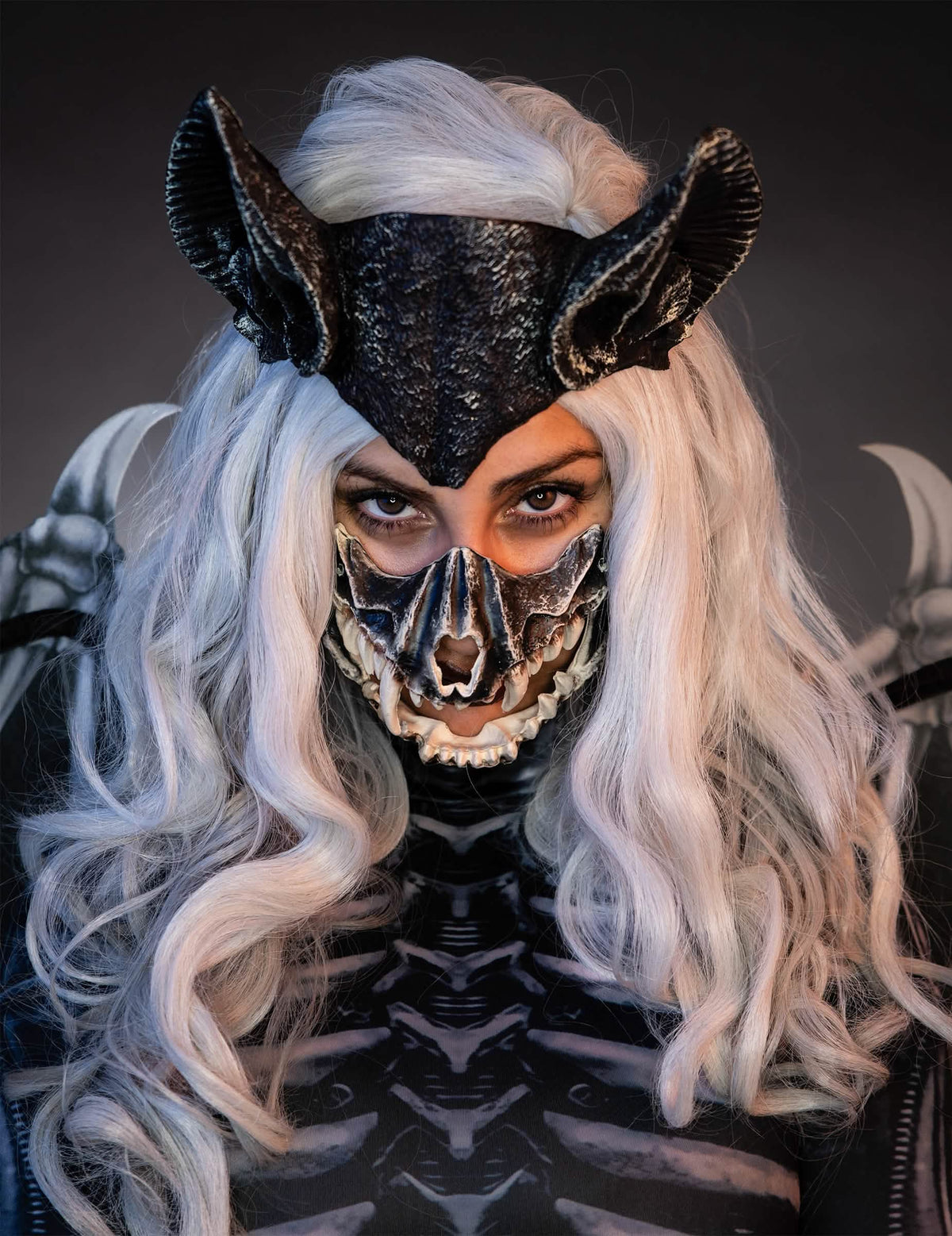 Gros plan sur le masque et les oreilles du déguisement squelette de chauve-souris pour femme luxe