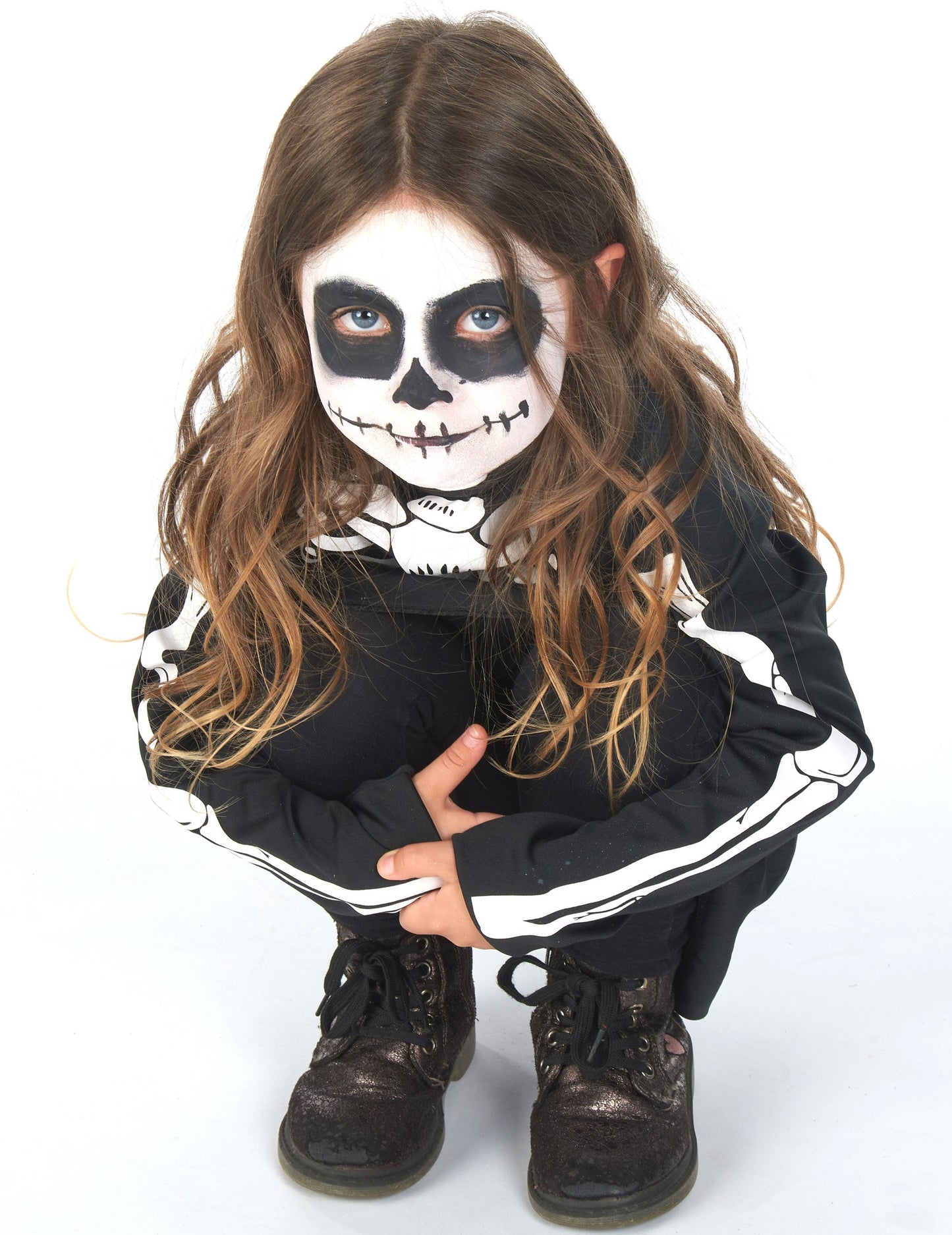 Pohľad spredu v podrepe na déguisovanie kostlivca Halloween pre dievča