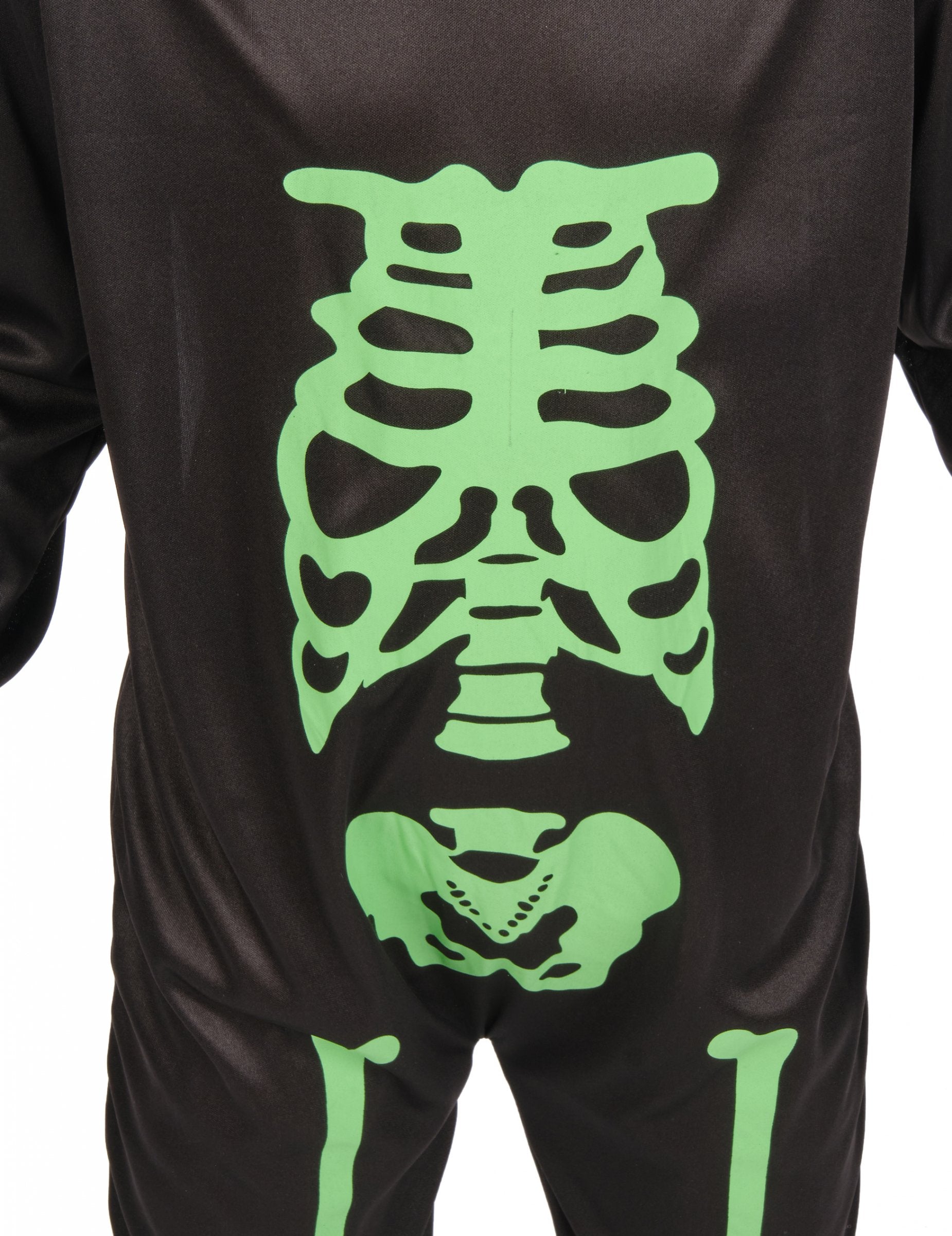 Detailný záber na zelený potlač hrudníka kostryce