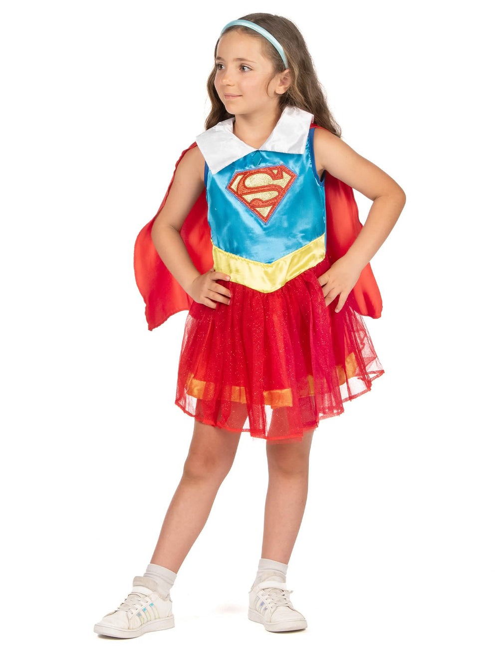 Pohľad v trojštvrťovom uhle na kostým Supergirl DC Super Hero Girls
