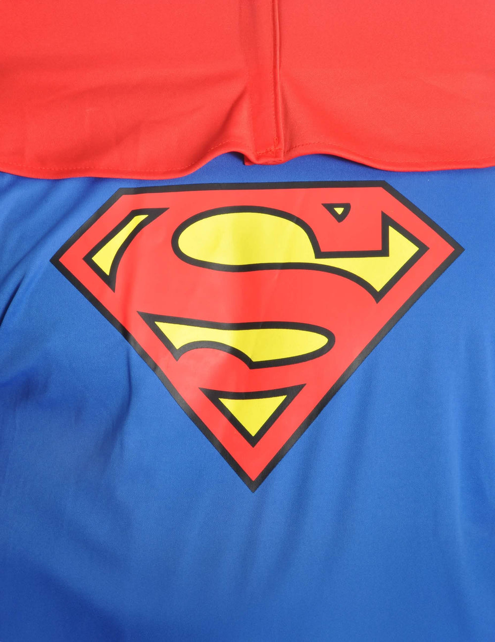 Detail loga na hrudi kostýmu Superman DC Comics™
