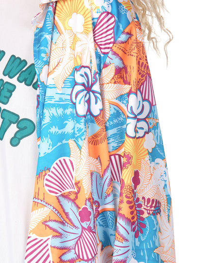 Détail du motif floral de la chemise du déguisement de touriste kitsch pour adulte