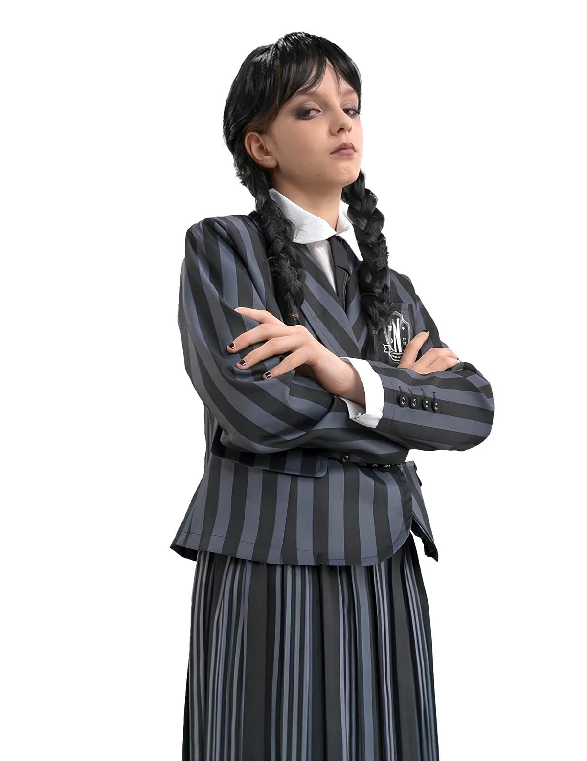 Détail de la veste et de l'écusson du déguisement uniforme Mercredi Addams Wednesday™