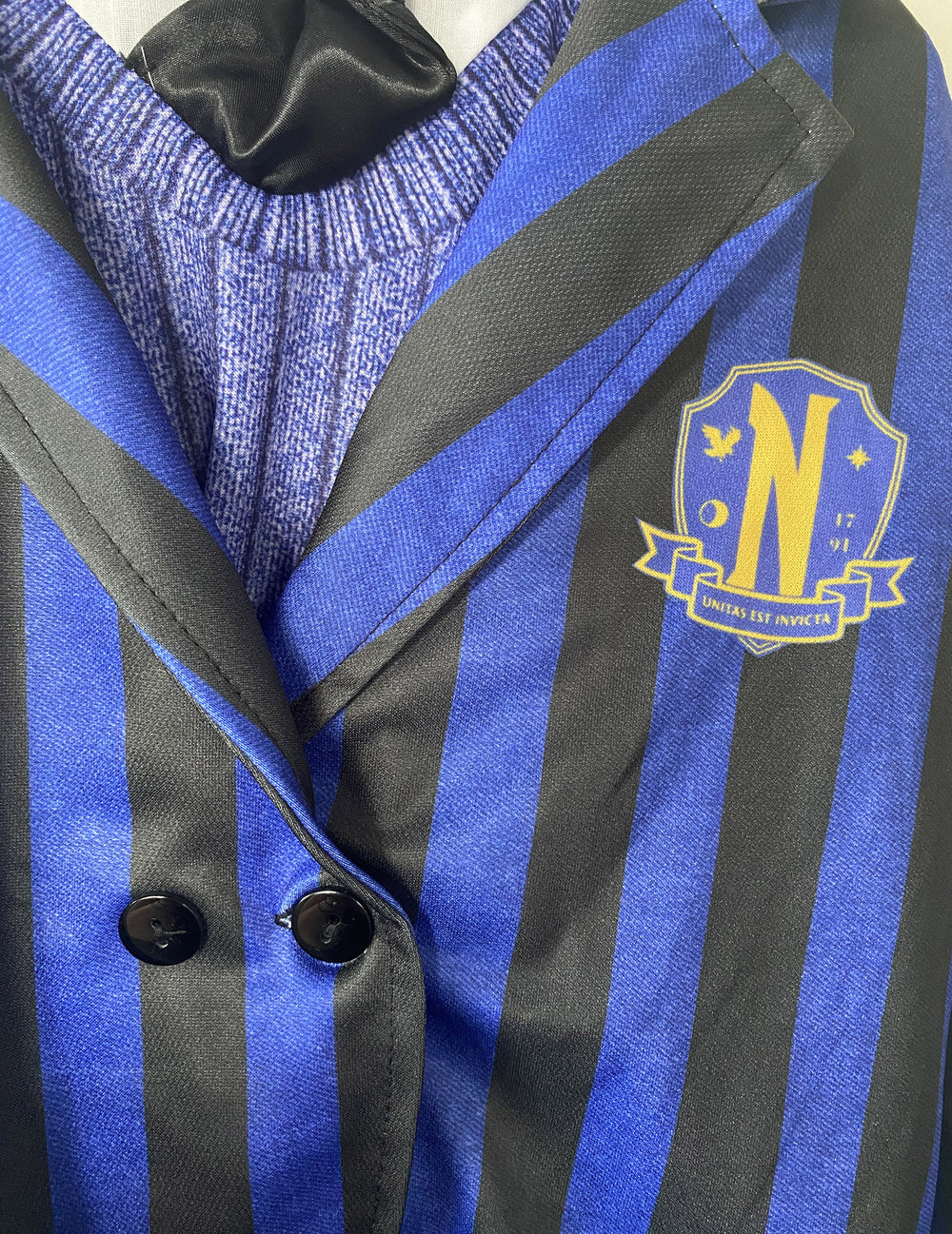 Détail du blason sur la veste du déguisement uniforme scolaire Enid - Wednesday™