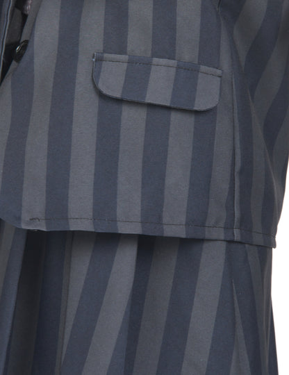 Gros plan sur la poche de la veste du déguisement uniforme scolaire gothique pour enfant