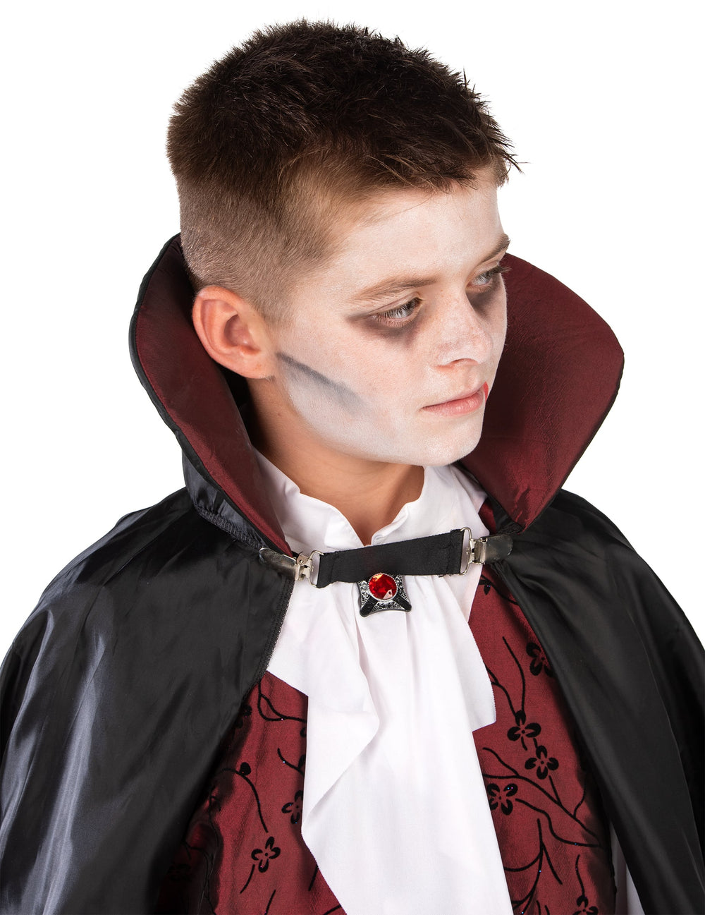 Gros plan sur le col et le jabot du déguisement vampire élégant pour garçon