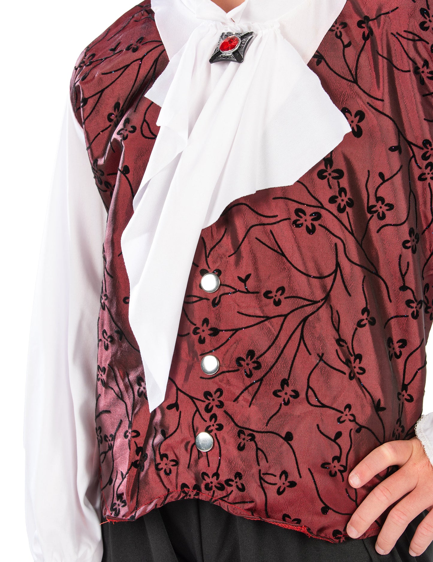 Detail na gombíkoch a vzorovanej bordovej veste elegantného kostýmu upíra pre chlapca