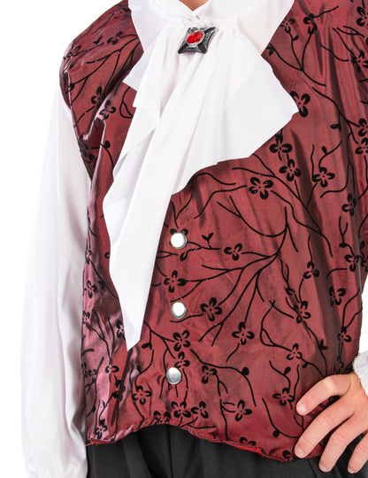 Detail na gombíkoch a vzorovanej bordovej veste elegantného kostýmu upíra pre chlapca