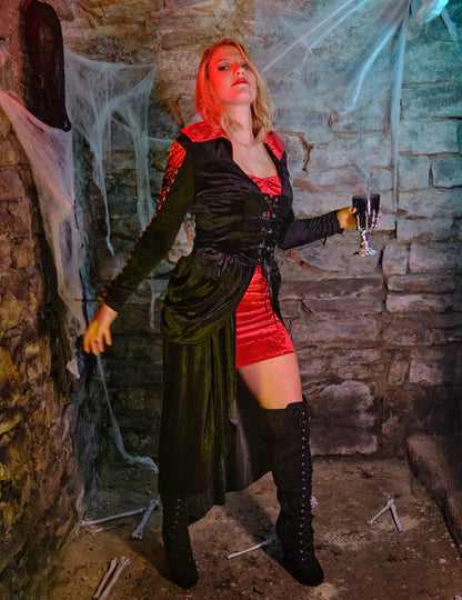 Mise en scène avec calice du déguisement vampire à laçages luxe