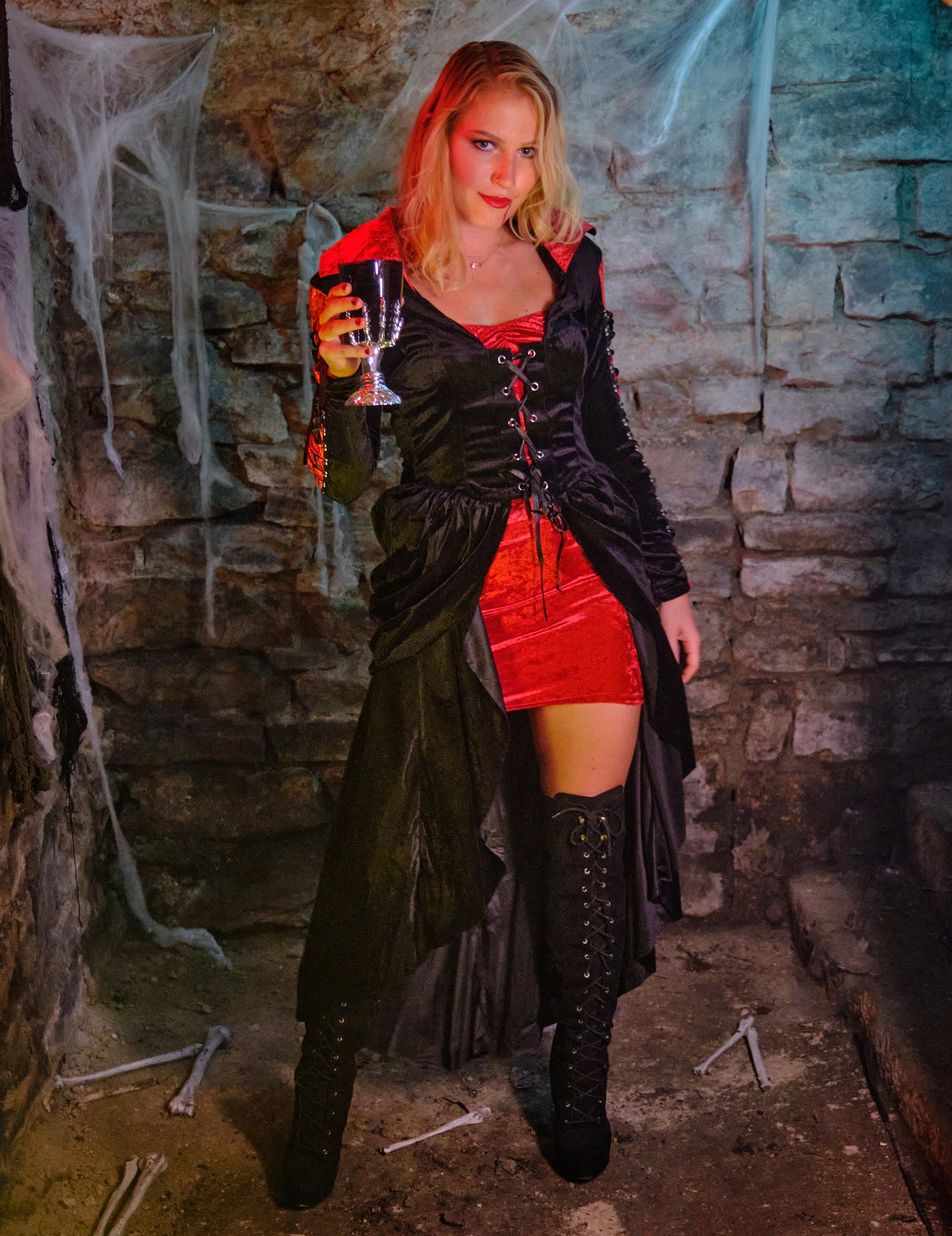 Mise en scène dans une crypte du déguisement vampire à laçages luxe