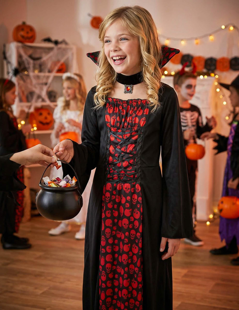 Zinscenovanie počas halloweenskej oslavy v kostýme upíra pre dievča