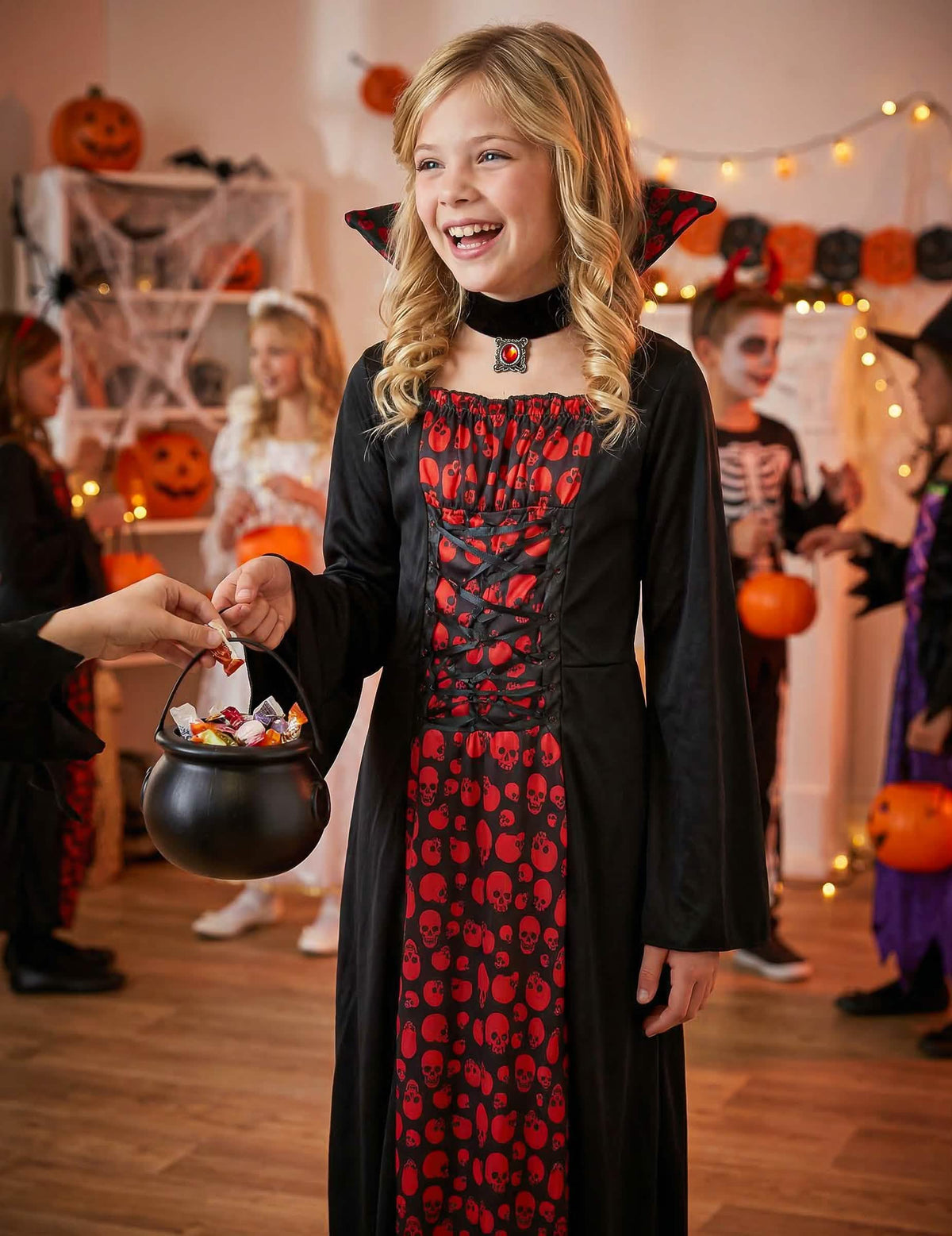 Zinscenovanie počas halloweenskej oslavy v kostýme upíra pre dievča