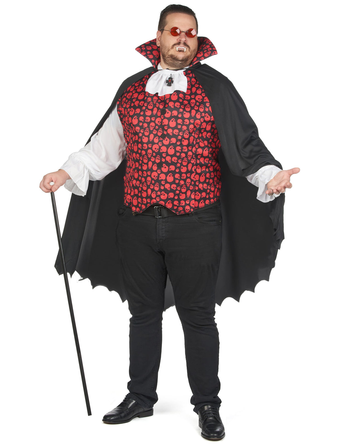 Vue de face avec canne et lunettes du déguisement de vampire pour homme