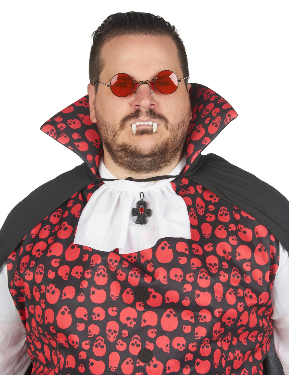 Gros plan sur le visage et les accessoires du déguisement de vampire pour homme