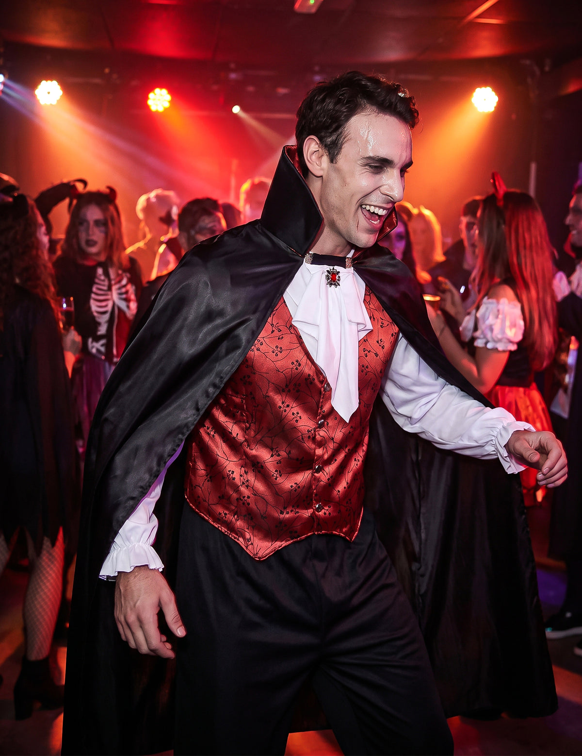 Maskovanie červeného upíra Halloween